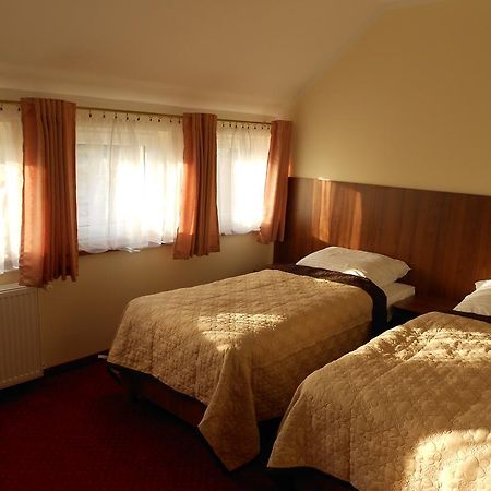 Pokoje Goscinne Viktorjan Raszowa Exterior photo