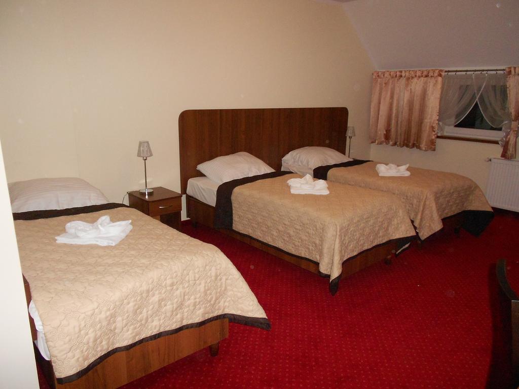 Pokoje Goscinne Viktorjan Raszowa Room photo