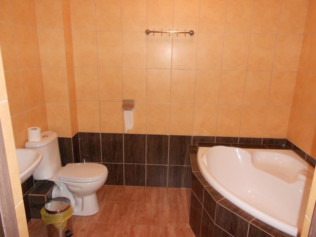 Pokoje Goscinne Viktorjan Raszowa Room photo