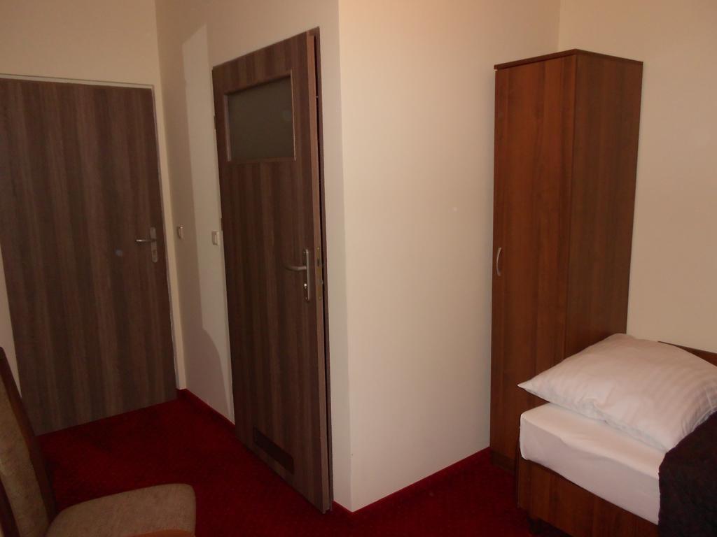 Pokoje Goscinne Viktorjan Raszowa Room photo