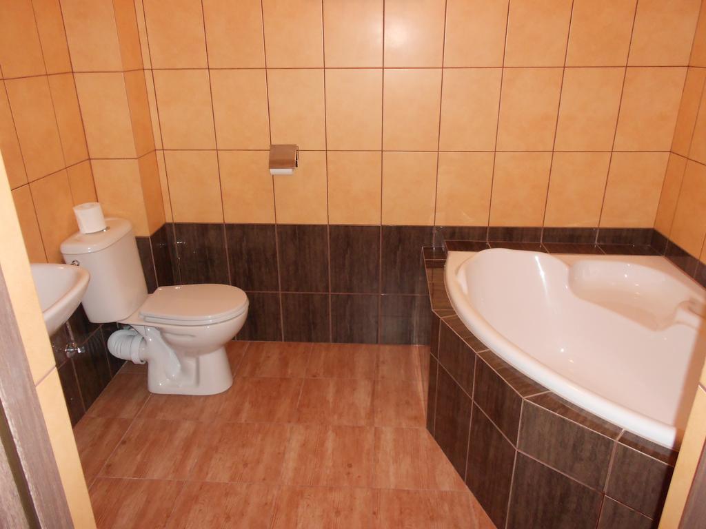 Pokoje Goscinne Viktorjan Raszowa Room photo